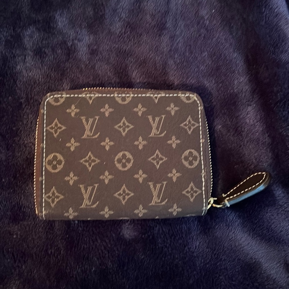 LV small so around wallet